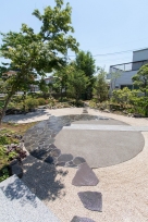 �����˥�